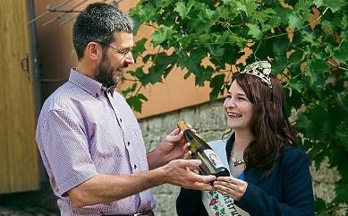 Andreas Clauß – im Foto mit der damaligen Weinkönigin Sandra – hat auch schon den Königinnenwein gestellt. FOTO: KIRSTEN SEYFARTH Andreas Clauß – im Foto mit der damaligen Weinkönigin Sandra – hat auch schon den Königinnenwein gestellt. FOTO: KIRSTEN SEYFARTH