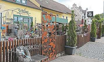 Stadtbummel durch Beilngries: Vom idyllisch gelegenen Buchladen neben dem Kirchenvorplatz über Dekoartikel für Garten und Heim bis hin zu stilvoller Kleidung oder sportlichen Schuhen werden Kunden in der Altmühlstadt überall kompetent und freundlich bedient. Kurze Wege zwischen den Geschäften und stadtnahe Parkplätze versprechen ein Einkaufsvergnügen für Gäste aus nah und fern. Fotos: Regine Adam Stadtbummel durch Beilngries: Vom idyllisch gelegenen Buchladen neben dem Kirchenvorplatz über Dekoartikel für Garten und Heim bis hin zu stilvoller Kleidung oder sportlichen Schuhen werden Kunden in der Altmühlstadt überall kompetent und freundlich bedient. Kurze Wege zwischen den Geschäften und stadtnahe Parkplätze versprechen ein Einkaufsvergnügen für Gäste aus nah und fern. Fotos: Regine Adam