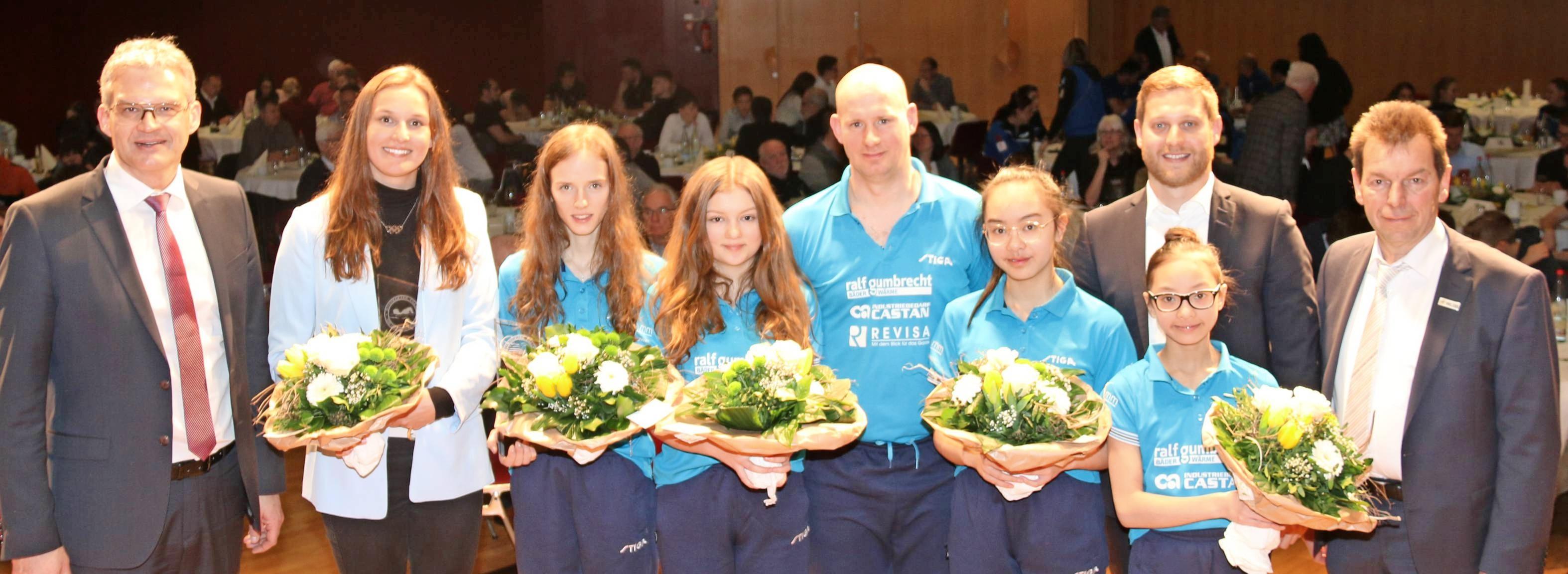 Die die Sportler des Jahres 2019: (v. li.) OB Steffen Hertwig, Annika Bruhn, Mia Hofmann, Anna Gumbrecht, Jugendtrainer Christian Hofmann, Minh-Thu und Minh-Thao Nguyen, Trainer Christian Hirschmann und Sportkreisvorsitzender Klaus Ranger. Die die Sportler des Jahres 2019: (v. li.) OB Steffen Hertwig, Annika Bruhn, Mia Hofmann, Anna Gumbrecht, Jugendtrainer Christian Hofmann, Minh-Thu und Minh-Thao Nguyen, Trainer Christian Hirschmann und Sportkreisvorsitzender Klaus Ranger.