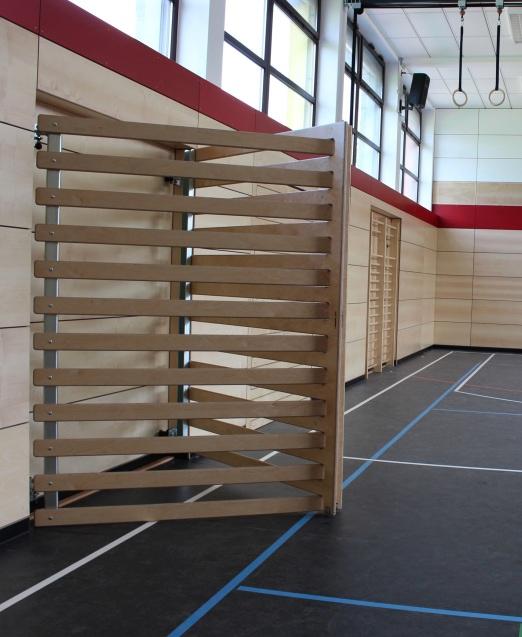 Die Kletterwand lässt sich platzsparend flach an die Wand schieben. Die Kletterwand lässt sich platzsparend flach an die Wand schieben.