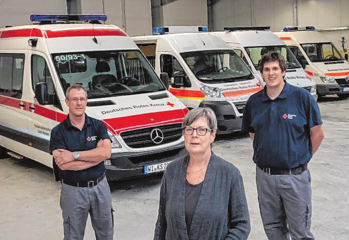 DRK-Vorsitzende Doris Bodemann mit Stellvertreter Michael Arnold (l.) und Sebastian Engelbrecht, Zugführer des 1. Sanitätszugs Bergstraße. DRK-Vorsitzende Doris Bodemann mit Stellvertreter Michael Arnold (l.) und Sebastian Engelbrecht, Zugführer des 1. Sanitätszugs Bergstraße.