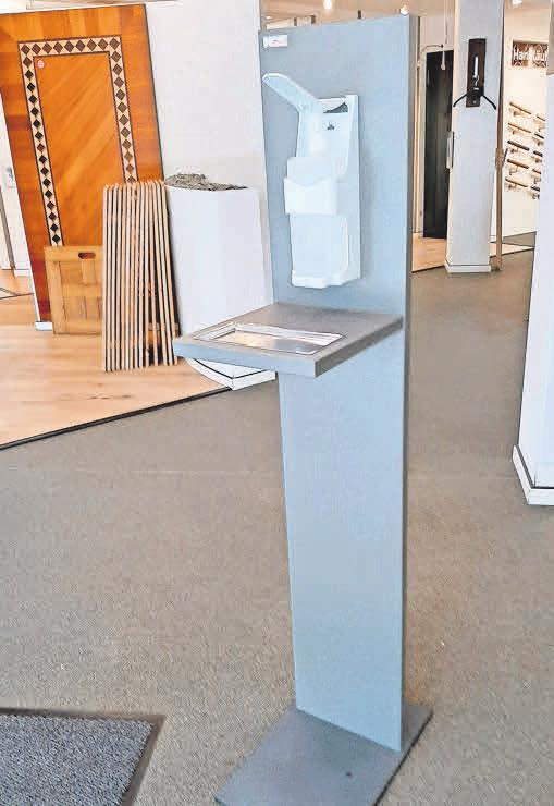Für Geschäfte und Einrichtungen hat die Tischlerei Helmrich eine elegante und stabile Desinfektionssäule entwickelt. Für Geschäfte und Einrichtungen hat die Tischlerei Helmrich eine elegante und stabile Desinfektionssäule entwickelt.