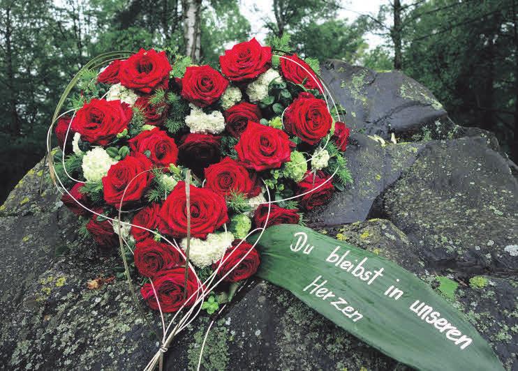 Ein aus roten Rosen geschmückter Kranz in Herzform ist ein schöner Ausdruck der Erinnerung. Foto: Deutsche Friedhofsgesellschaft/akz-o Ein aus roten Rosen geschmückter Kranz in Herzform ist ein schöner Ausdruck der Erinnerung. Foto: Deutsche Friedhofsgesellschaft/akz-o