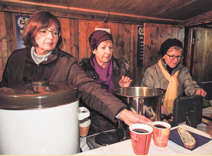 Glühwein gefällig ? Zum Aufwärmen gibt‘s allerhand Köstliches. Foto. S.H. Glühwein gefällig ? Zum Aufwärmen gibt‘s allerhand Köstliches. Foto. S.H.