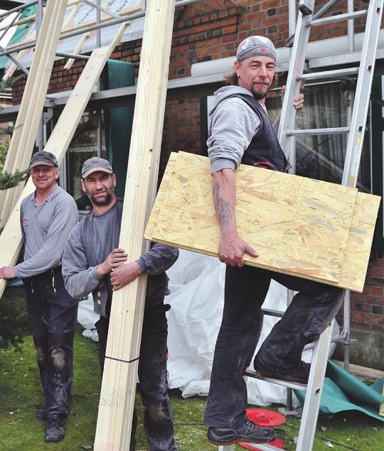 Dachdeckermeister Rainer Wötzke arbeitet mit seinem Team, Marco Dietz und Uwe Roggenbuck (vorn), an Altbaudächern und saniert diese fachgerecht