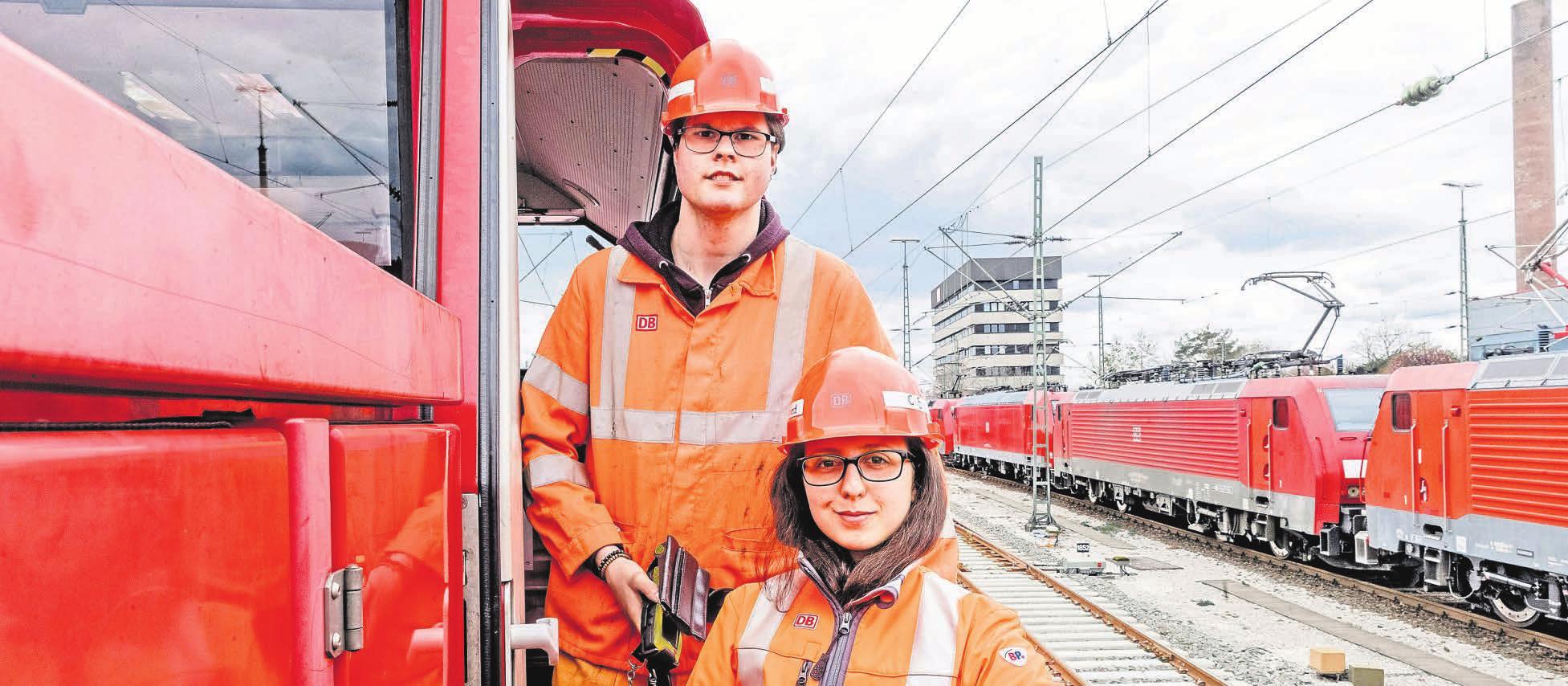 Fabian Kynast und Concetta Schmied sind angehende Eisenbahner.FOTO: MARKUS SCHOLZ/DPA-TMN