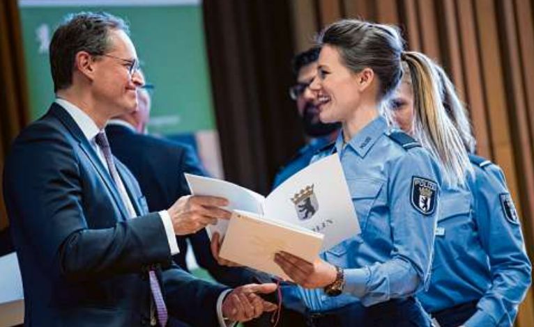 Geschafft: Der Regierende Bürgermeister Michael Müller überreicht im März 2018 frisch ausgebildeten Polizei- und Kriminalkommissaren ihre Ernennungsurkunden. PICTURE ALLIANCE / BERND VON JUTRCZENKA/ Geschafft: Der Regierende Bürgermeister Michael Müller überreicht im März 2018 frisch ausgebildeten Polizei- und Kriminalkommissaren ihre Ernennungsurkunden. PICTURE ALLIANCE / BERND VON JUTRCZENKA/