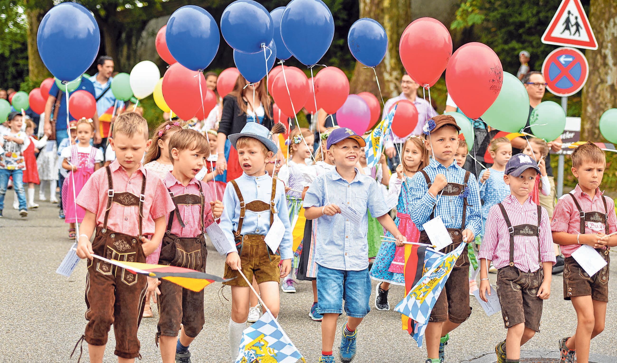 Die Kinder lassen bunte Luftballons in den Himmel fliegen. Die Kinder lassen bunte Luftballons in den Himmel fliegen.