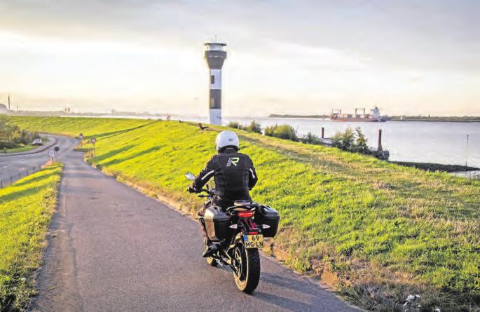 Einmal kurz mit dem umweltfreundlichen E-Motorrad auf den Deich und über die Elbe in die Ferne blicken ... 
