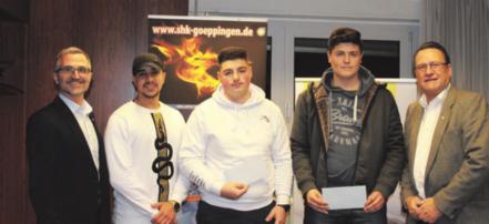 Alexander Gonzalez (links) und Obermeister Hans-Georg Ehekircher (rechts) überreichen die Preise an (v.l.) Mad Yasar Aldakkak, Uhingen (2. Platz) Mihai Pisica, Göppingen (1. Platz) Sven Gunzenhauser, Böhmenkirch (3. Platz). Alexander Gonzalez (links) und Obermeister Hans-Georg Ehekircher (rechts) überreichen die Preise an (v.l.) Mad Yasar Aldakkak, Uhingen (2. Platz) Mihai Pisica, Göppingen (1. Platz) Sven Gunzenhauser, Böhmenkirch (3. Platz).