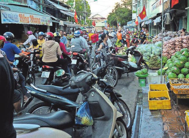 Markt in Can Tho: In der Straße am Mekong herrscht das organisierte Chaos. Markt in Can Tho: In der Straße am Mekong herrscht das organisierte Chaos.