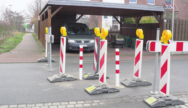 Auf Wunsch der Anwohner wurden einige feste Poller wieder entfernt. Auf Wunsch der Anwohner wurden einige feste Poller wieder entfernt.
