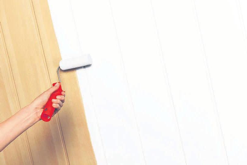 Die alten Holzdielen unter der Zimmerdecke gefallen nicht mehr? Mit einem Anstrich in der Wunschfarbe wirkt der Raum gleich ganz anders. Die alten Holzdielen unter der Zimmerdecke gefallen nicht mehr? Mit einem Anstrich in der Wunschfarbe wirkt der Raum gleich ganz anders.
