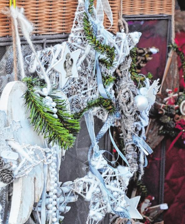 Der Adventsmarkt lockt mit weihnachtlichen Deko-Ideen. Der Adventsmarkt lockt mit weihnachtlichen Deko-Ideen.