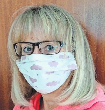 Grones Ortsbürgermeisterin Birgit Sterr trägt Maske. FOTO: R Grones Ortsbürgermeisterin Birgit Sterr trägt Maske. FOTO: R