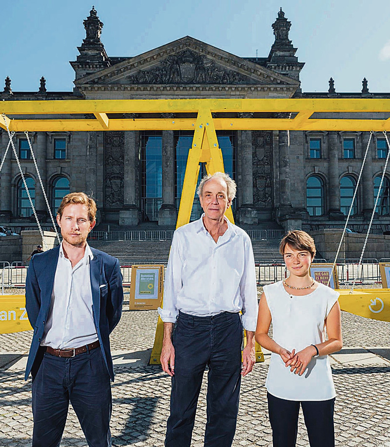 Eins Komma Fünf. Julian Zuber, Stephan Breidenbach und Lea Nesselhauf (von links) von GermanZero bei einer Foto-Aktion vor dem Reichstag.