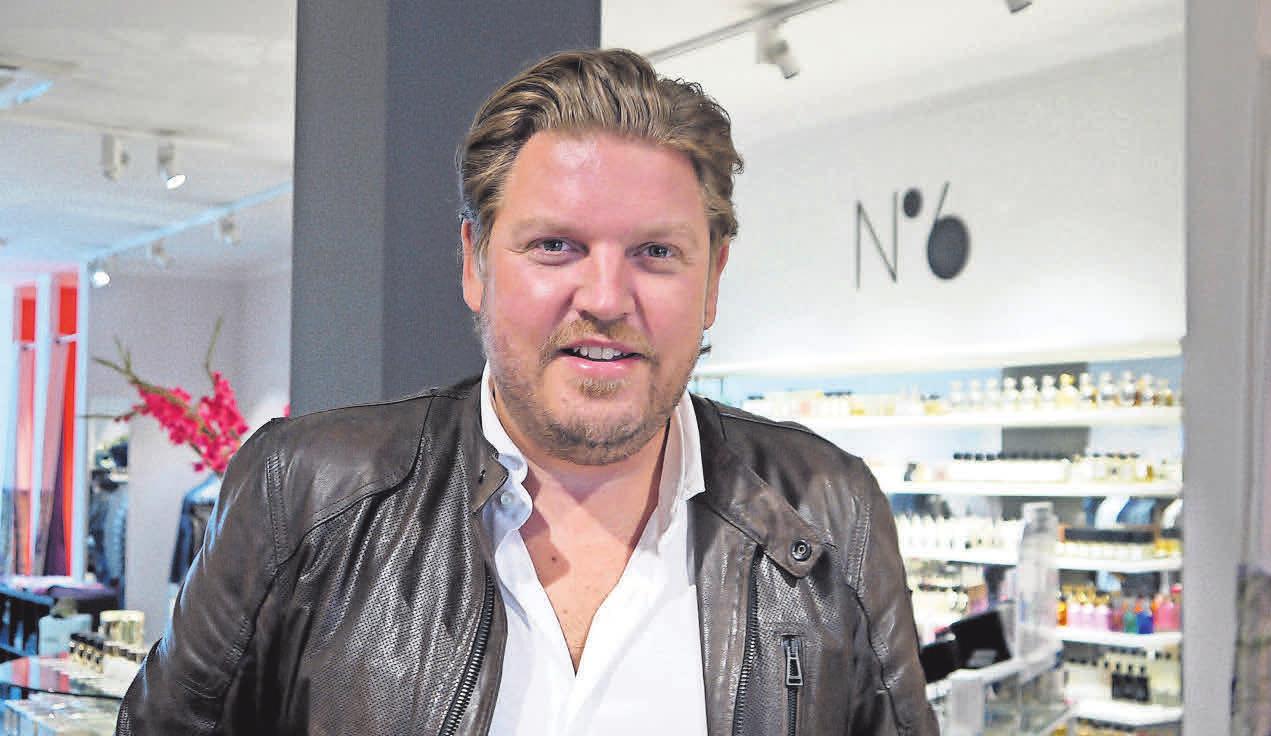 „Das Beste vom Besonderen: Alexander Jänisch hat einen Blick für hochwertige Mode und ausgefallene Accessoires.“ Foto: Witzig „Das Beste vom Besonderen: Alexander Jänisch hat einen Blick für hochwertige Mode und ausgefallene Accessoires.“ Foto: Witzig