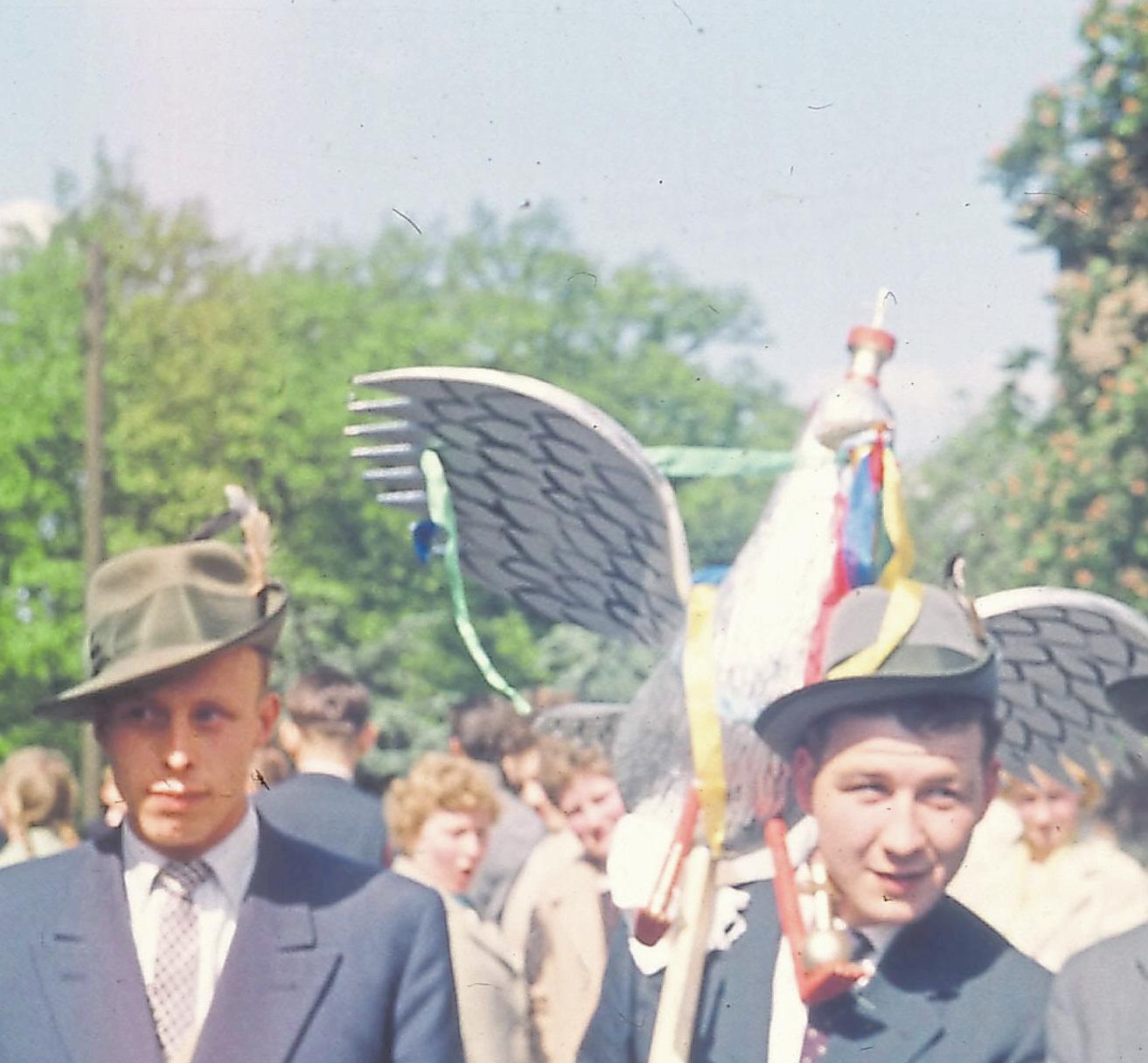 1965 konnten die Schützen noch fröhlich Feiern – zum 90. kam Corona dazwischen. Foto: Archiv 1965 konnten die Schützen noch fröhlich Feiern – zum 90. kam Corona dazwischen. Foto: Archiv