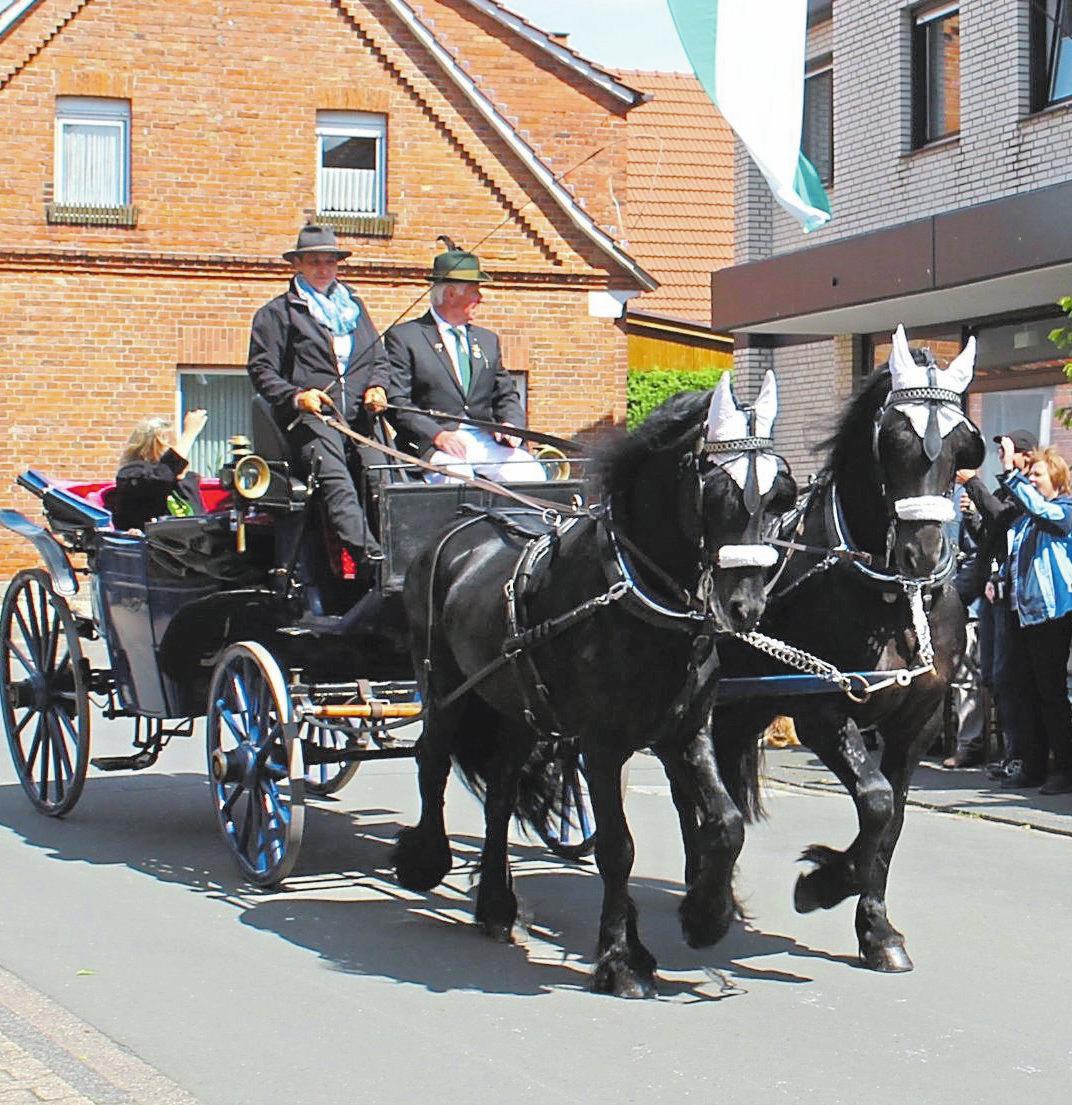 Viele Zaungäste begrüßten das amtierende Königspaar mit einem kräftigen „Horrido“. Foto: Emil Schopmann Viele Zaungäste begrüßten das amtierende Königspaar mit einem kräftigen „Horrido“. Foto: Emil Schopmann