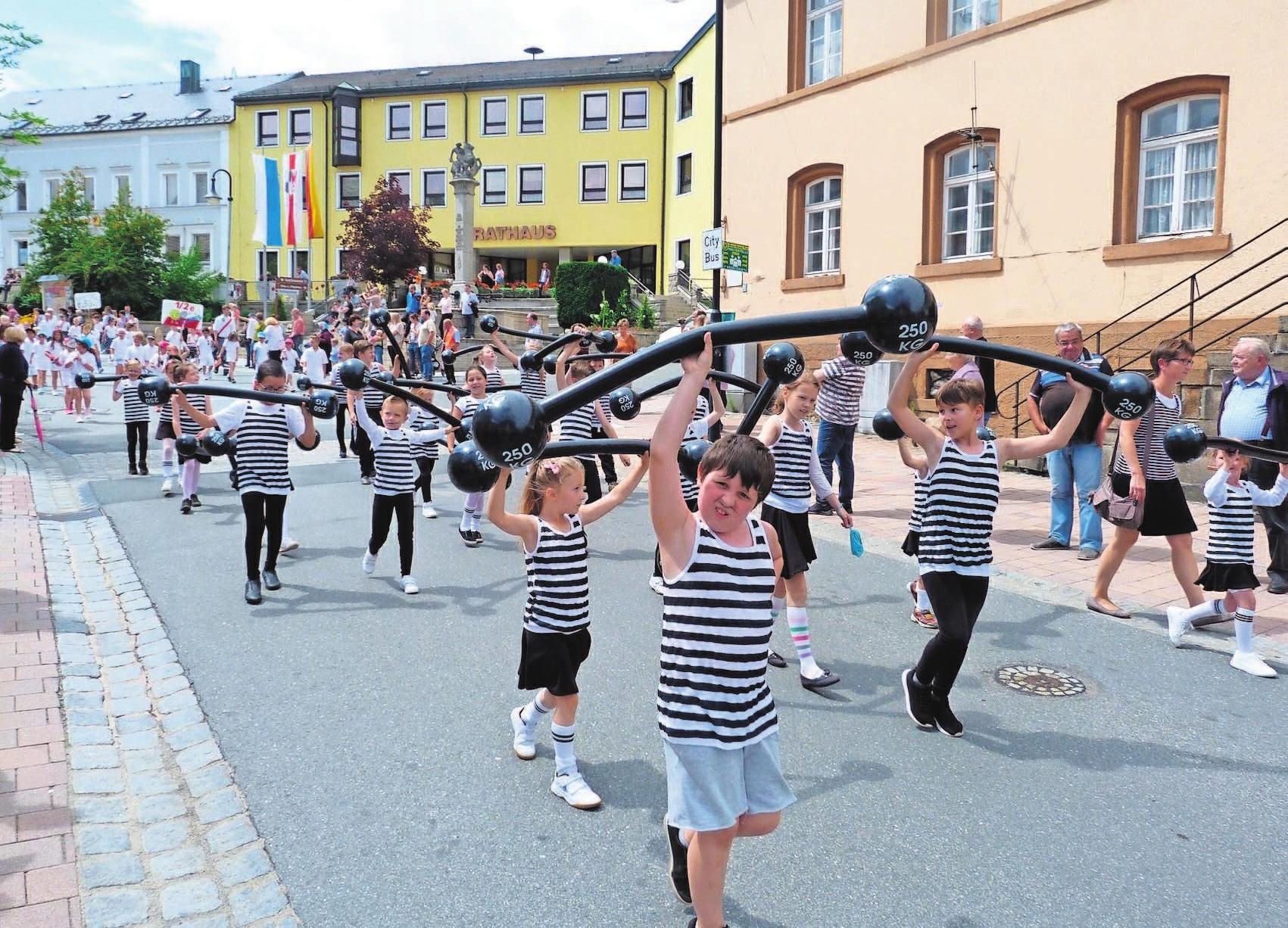 Die Kinder ziehen am Sonntag und Montag durch Helmbrechts. Die Kinder ziehen am Sonntag und Montag durch Helmbrechts.