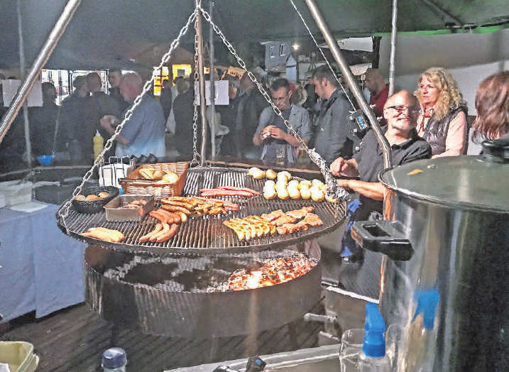 Die Cineasten in Burgdorf dürfen sich auf amerikanische Spezialitäten, aber auch auf klassische Bratwurst und Steaks vom Grill freuen. Die Cineasten in Burgdorf dürfen sich auf amerikanische Spezialitäten, aber auch auf klassische Bratwurst und Steaks vom Grill freuen.