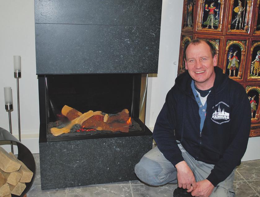 Gaskamine, die Dirk Brose in seinem Kachelofen- und Kamingeschäft in Norderstedt anbietet, sind eine Alternative: Das Gerät wird mit Hausgas betrieben, hat eine echte Flamme und benötigt kein Holz Foto: Tina Jordan