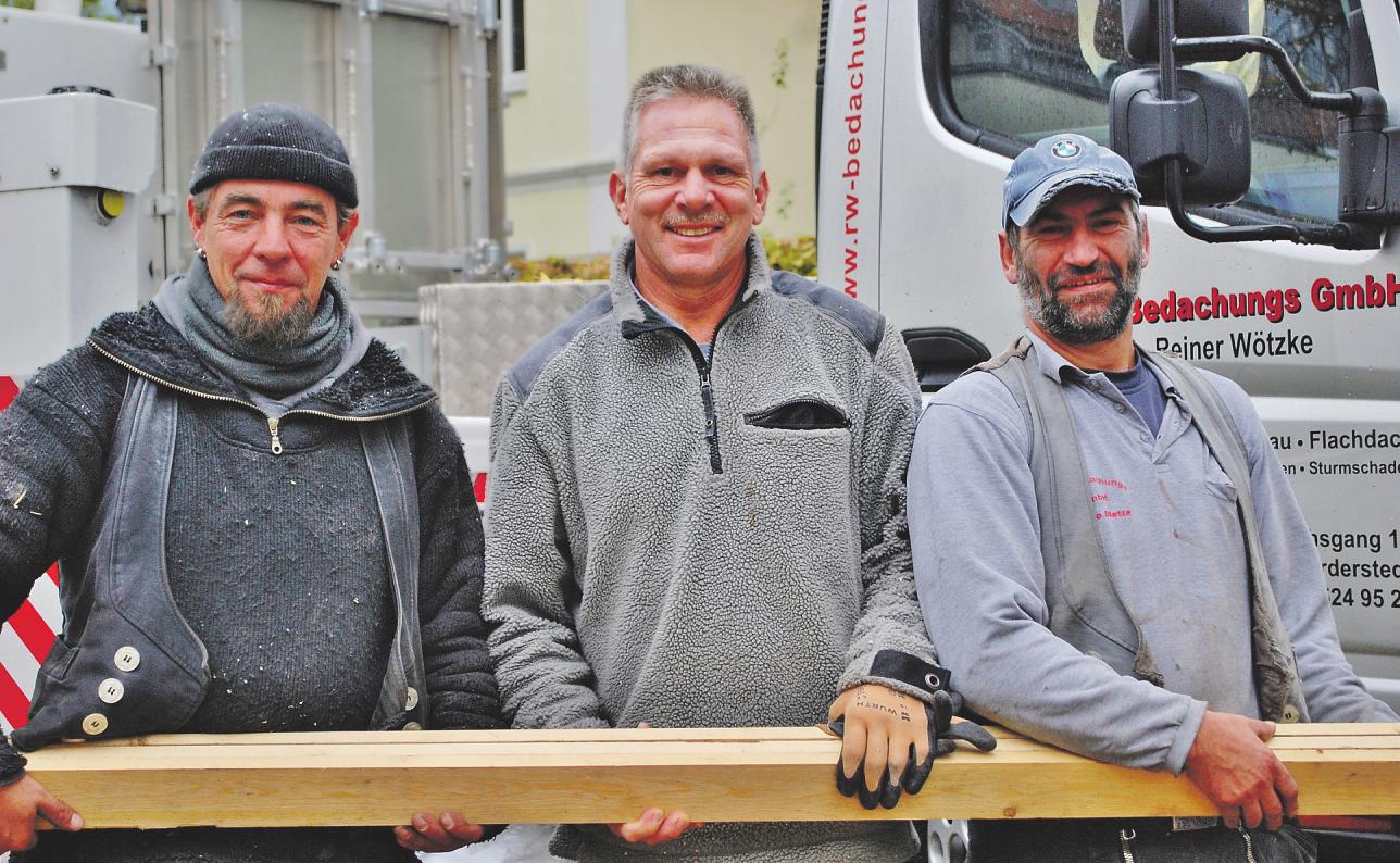 Uwe Roggenbuck (v.l.), Dachdeckermeister Reiner Wötzke und Marco Dietz sind auch bei winterlichen Temperaturen mit Freude dabei Altdächer zu sanieren