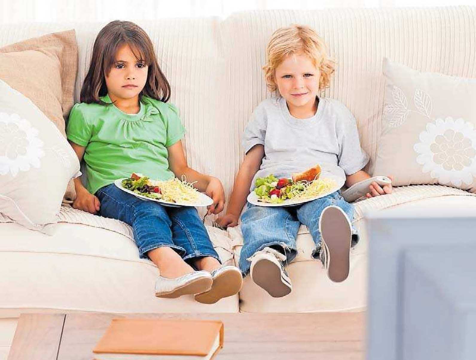 Lieber gar nicht erst angewöhnen: Essen vorm Fernseher. FOTO:WAVEVREAKMEDIAMICRO/STOCK.ADOBE.COM Lieber gar nicht erst angewöhnen: Essen vorm Fernseher. FOTO:WAVEVREAKMEDIAMICRO/STOCK.ADOBE.COM