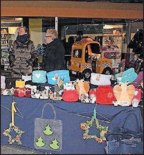 Türkränze und Taschen: auf dem Weihnachtsmarkt können Besucher Geschenke und Accessoires kaufen. FOTO: KELLER/FREI Türkränze und Taschen: auf dem Weihnachtsmarkt können Besucher Geschenke und Accessoires kaufen. FOTO: KELLER/FREI