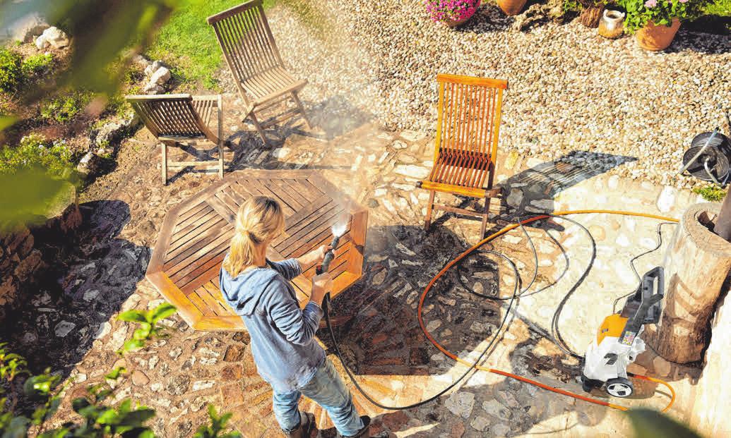 Bevor sie in ihr Winterlager umziehen, bekommen auch die Gartenmöbel eine gründliche Reinigung. Fotos: Stihl/DJD Bevor sie in ihr Winterlager umziehen, bekommen auch die Gartenmöbel eine gründliche Reinigung. Fotos: Stihl/DJD