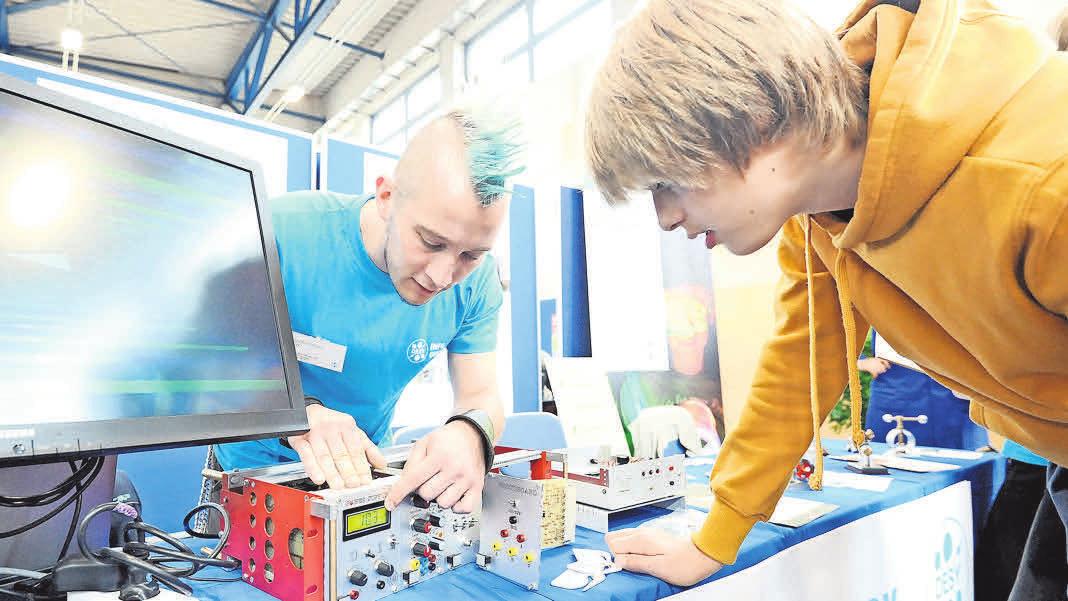 Auch bei Desy in Zeuthen werden entsprechende Handwerksberufe ausgebildet. Auch bei Desy in Zeuthen werden entsprechende Handwerksberufe ausgebildet.