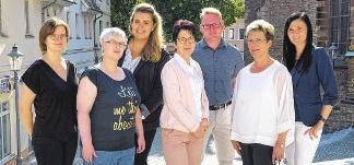 Das Team der von Zweydorff Steuerberatungsgesellschaft mbH mit Geschäftsführerin Regina von Zweydorff (2.v.re.) Das Team der von Zweydorff Steuerberatungsgesellschaft mbH mit Geschäftsführerin Regina von Zweydorff (2.v.re.)