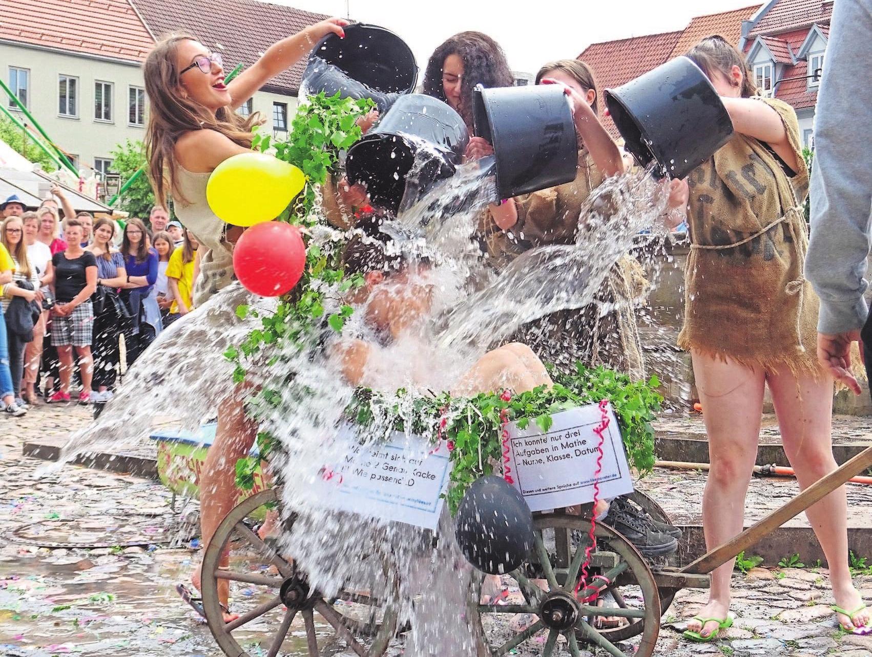 Was für ein Spaß! Die Abitaufe gehört zum Stadtfestprogramm dazu. Was für ein Spaß! Die Abitaufe gehört zum Stadtfestprogramm dazu.