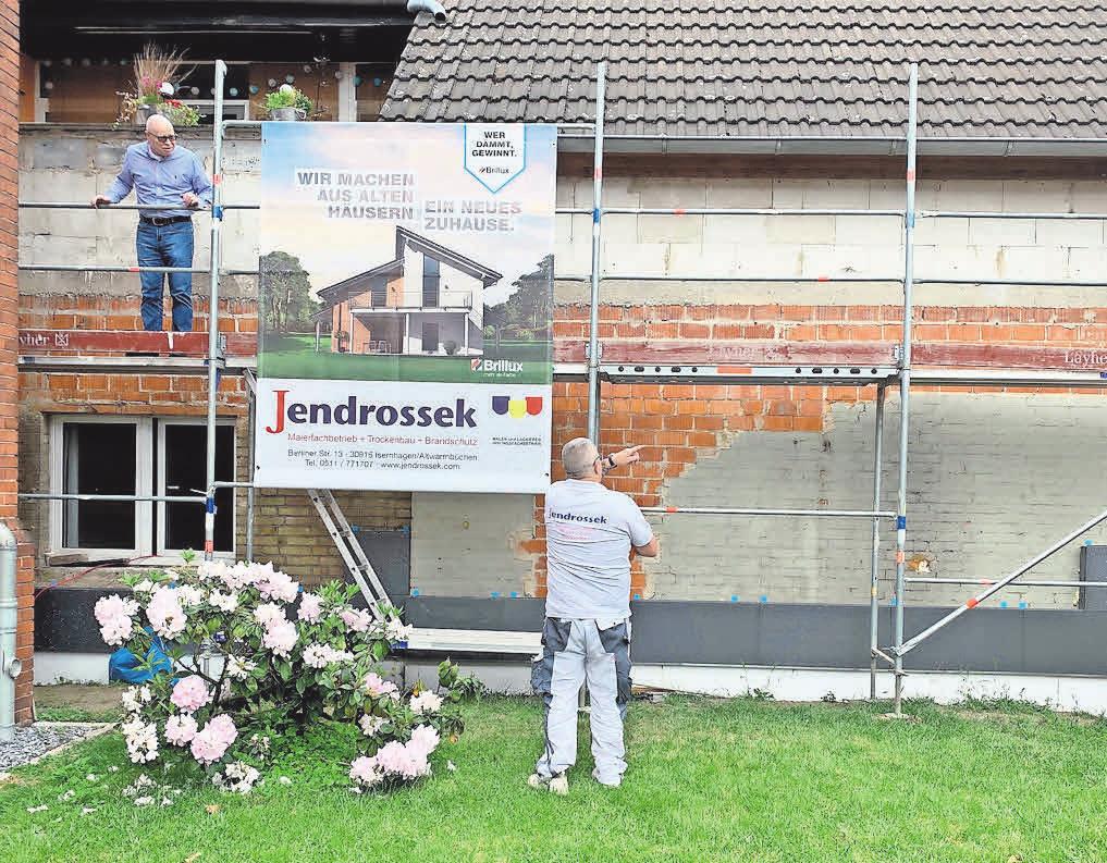 Asbestplatten aus früheren Zeiten werden während der Sanierung der Fassade fachgerecht entsorgt. Asbestplatten aus früheren Zeiten werden während der Sanierung der Fassade fachgerecht entsorgt.