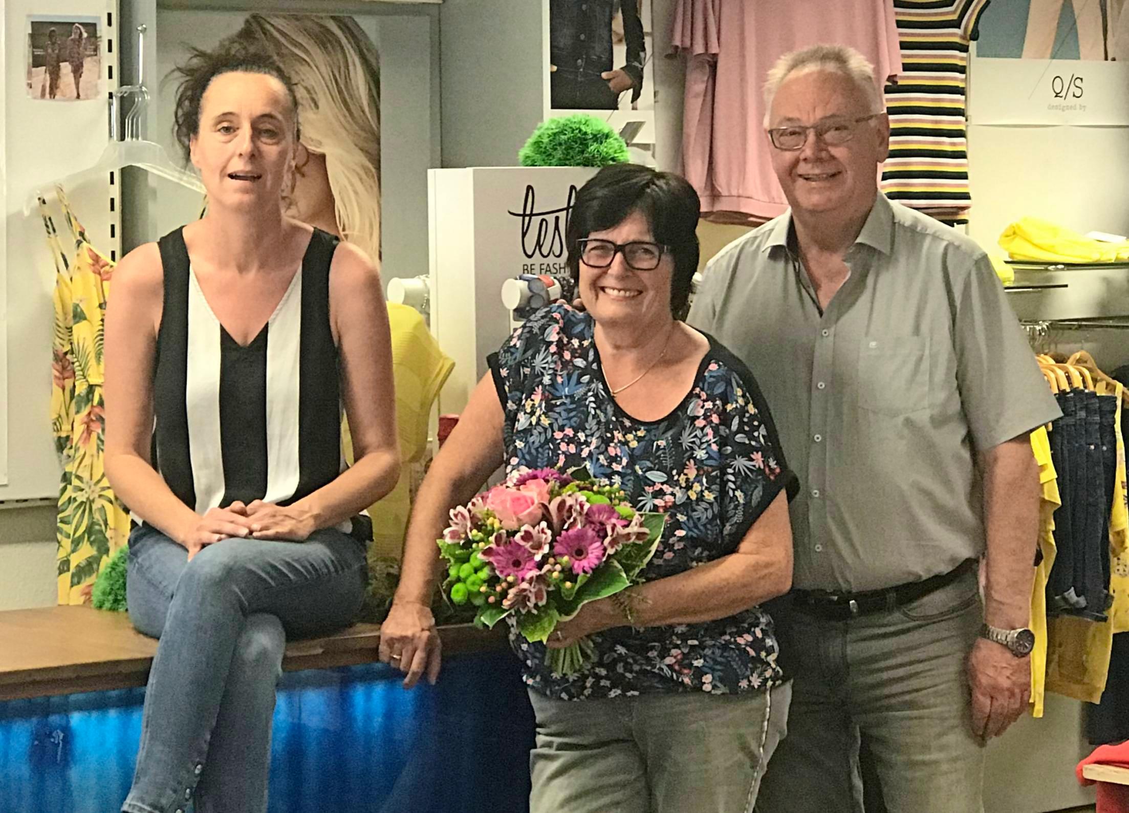 Holzhäuer feiert 70. Geburtstag – und mit ihm die beiden Seniorchefs Rosemarie und Alfred. Links Juniochefin Sylvia Rauschmaier. Foto: privat Holzhäuer feiert 70. Geburtstag – und mit ihm die beiden Seniorchefs Rosemarie und Alfred. Links Juniochefin Sylvia Rauschmaier. Foto: privat