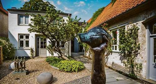 Eine Figur erinnert beim Günter Grass-Haus an den Roman des Literaturnobelpreisträgers Fotos: LTM_O.Malzahn