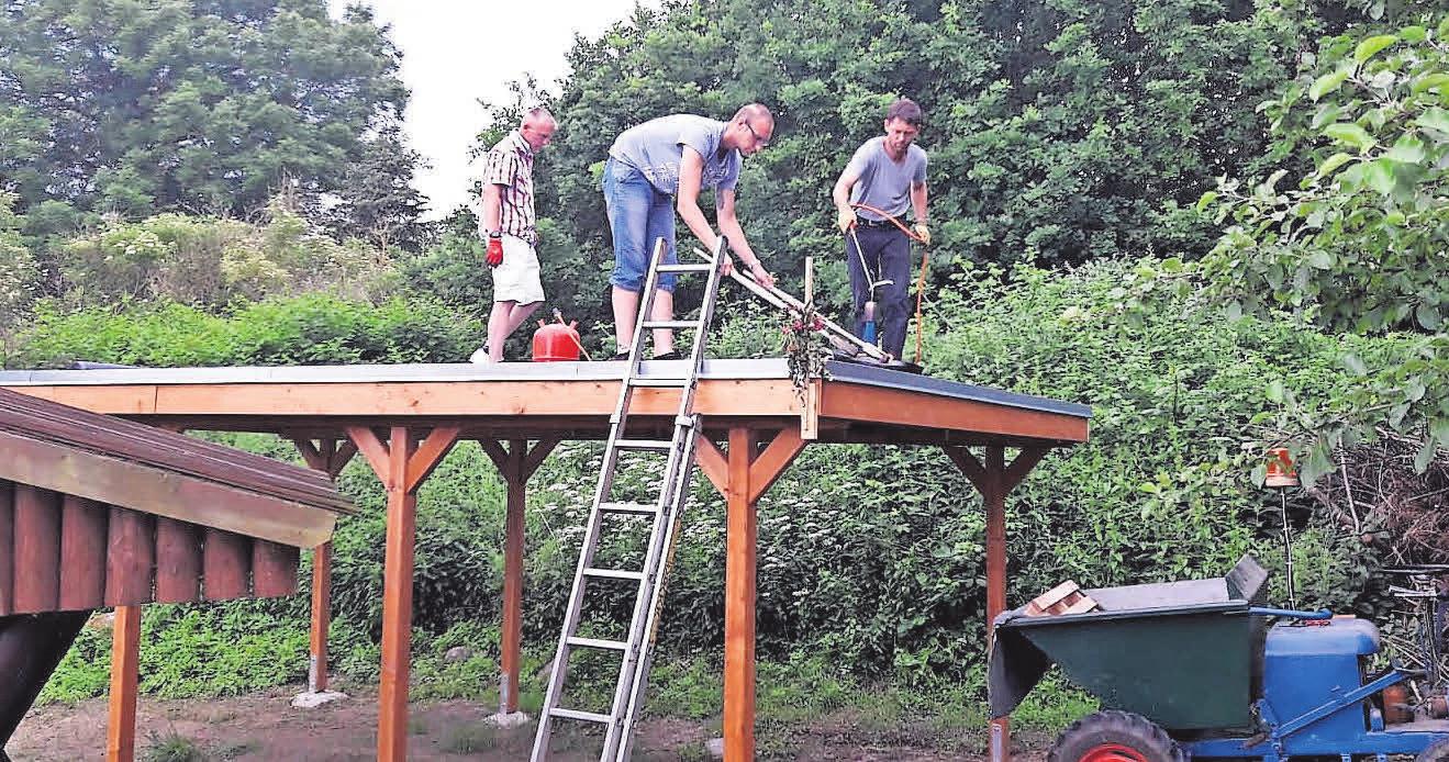Auf dem Spielplatz in Gutow haben die Einwohnerinnen und Einwohner in Eigenregie einen neuen Unterstand gebaut. Er wird zum Dorffest eingeweiht. Foto: Mandy Krüger Auf dem Spielplatz in Gutow haben die Einwohnerinnen und Einwohner in Eigenregie einen neuen Unterstand gebaut. Er wird zum Dorffest eingeweiht. Foto: Mandy Krüger