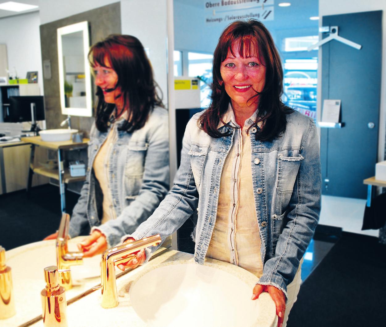 Im Bad werden wieder verstärkt Farbakzente gesetzt. Hier Bad-Planerin Wally Knappe mit goldenen Armaturen für das Waschbecken Fotos: Tina Jordan