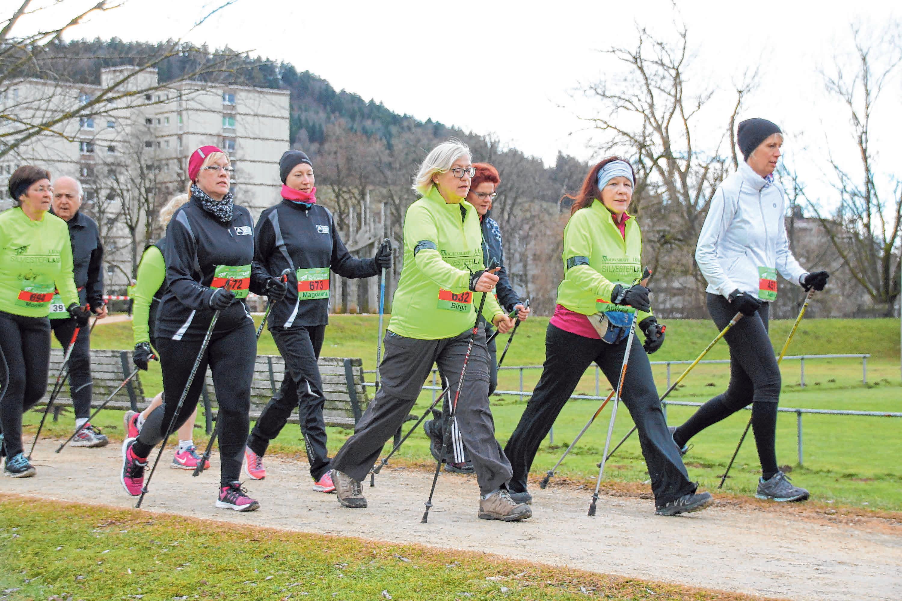 Die Nordic-Walker tragen am Silvestertag ihren eigenen Wettbewerb aus. FOTOS: SCHNEIDER Die Nordic-Walker tragen am Silvestertag ihren eigenen Wettbewerb aus. FOTOS: SCHNEIDER