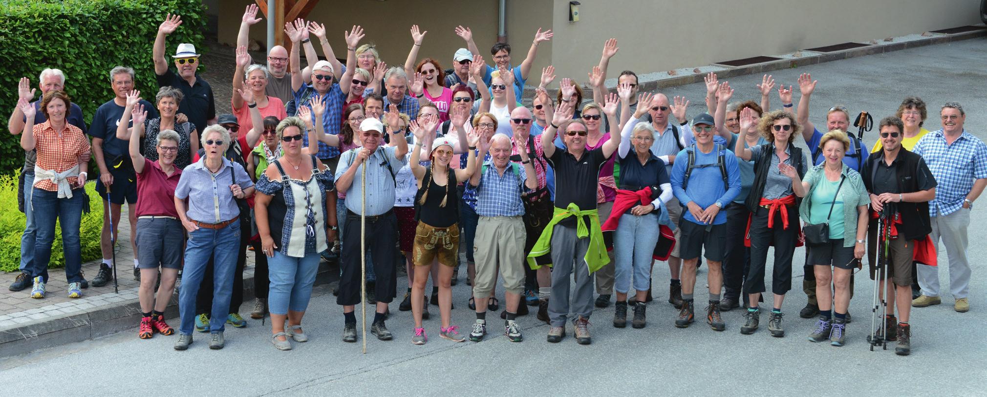 Die Jubiläumsgäste und das Team feierten am Donnerstag außer Haus: Sie machten sich auf den Weg zur Siller Alm. © DER GREIL**** Wein & Gourmethotel | Markus Kaltenböck (8) Die Jubiläumsgäste und das Team feierten am Donnerstag außer Haus: Sie machten sich auf den Weg zur Siller Alm. © DER GREIL**** Wein & Gourmethotel | Markus Kaltenböck (8)