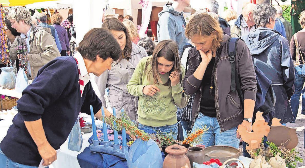 Gerne erklären die Aussteller auf dem Burgdorfer Kunstmarkt auch Einzelheiten zu ihren feilgebotenen Artikeln. Gerne erklären die Aussteller auf dem Burgdorfer Kunstmarkt auch Einzelheiten zu ihren feilgebotenen Artikeln.