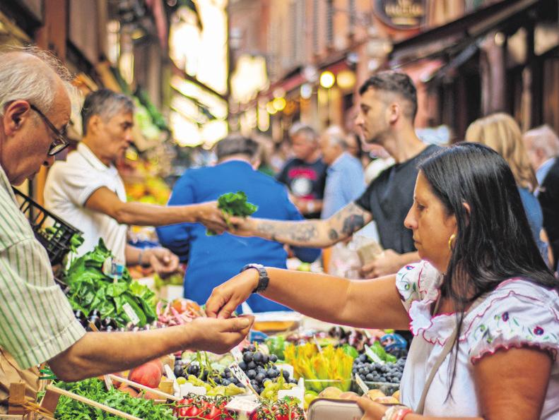 Wer auf Fernreisen in tropischen Ländern Obst oder Gemüse kauft, sollte es nur gekocht, geschält oder gewaschen essen. FOTO:UNSPLASH/GARY BUTTERFIELD Wer auf Fernreisen in tropischen Ländern Obst oder Gemüse kauft, sollte es nur gekocht, geschält oder gewaschen essen. FOTO:UNSPLASH/GARY BUTTERFIELD