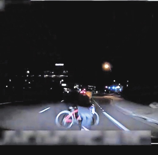 Das von der Polizei Tempe herausgegebene Bild aus einem Video, das eine fest installierte Kamera aufgenommen hat, zeigt den Moment kurz bevor ein selbstfahrendes Auto von Uber eine Frau anfährt. Das Video zeigt, wie der Fußgänger kurz vor dem Aufprall aus einem dunklen Bereich auf die Straße tritt. FOTO: TEMPE POLICE DEPARTMENT Das von der Polizei Tempe herausgegebene Bild aus einem Video, das eine fest installierte Kamera aufgenommen hat, zeigt den Moment kurz bevor ein selbstfahrendes Auto von Uber eine Frau anfährt. Das Video zeigt, wie der Fußgänger kurz vor dem Aufprall aus einem dunklen Bereich auf die Straße tritt. FOTO: TEMPE POLICE DEPARTMENT