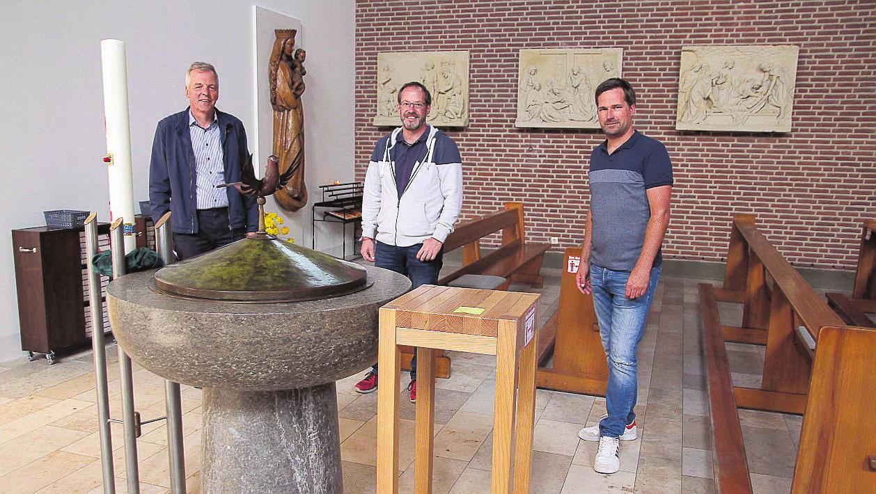 Daniel Schoppen (Zentralrendantur Ahaus-Vreden), Felix Büter (Mitglied des Bauausschusses) und Marc Klein-Günnewick, Verwaltungsreferent der Kirchengemeinde, zeigen sich begeistert über den gelungenen Umbau. FOTOS (4) MEISEL-KEMPER Daniel Schoppen (Zentralrendantur Ahaus-Vreden), Felix Büter (Mitglied des Bauausschusses) und Marc Klein-Günnewick, Verwaltungsreferent der Kirchengemeinde, zeigen sich begeistert über den gelungenen Umbau. FOTOS (4) MEISEL-KEMPER