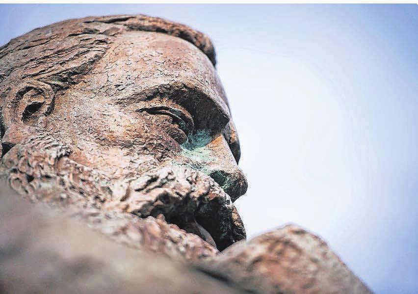 Friedrich Engels - überkommene Statue oder auch heute noch relevant für gesellschaftspolitische Diskussionen? Das diskutiert Unital. Foto: dpa Friedrich Engels - überkommene Statue oder auch heute noch relevant für gesellschaftspolitische Diskussionen? Das diskutiert Unital. Foto: dpa