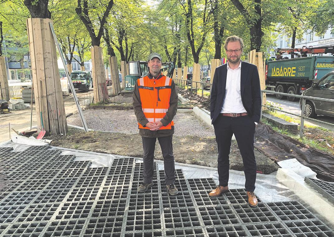 Hamburgs Verkehrssenator Anjes Tjarks (re.) und Uwe Florin vom LSBG (li.) auf der Baustelle in der Esplanade Foto: BVM