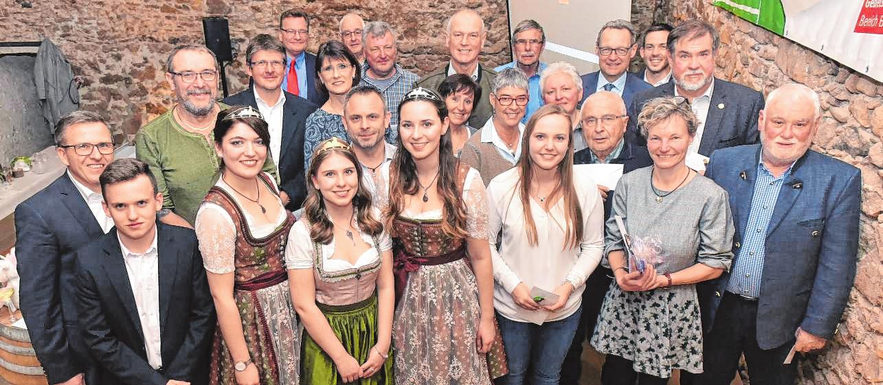 Die scheidenden Weinhoheiten bedanken sich bei ihren Helfern und bei der Presse. Die scheidenden Weinhoheiten bedanken sich bei ihren Helfern und bei der Presse.