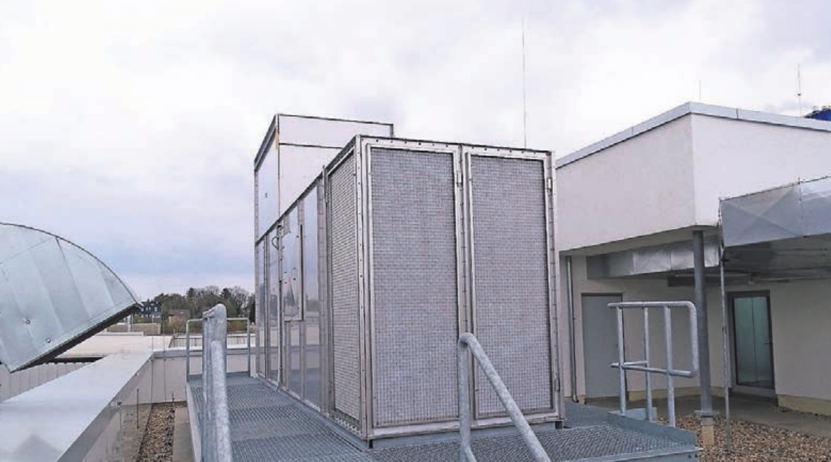 Bei den Kühlturm konnten zwei Kreisläufe so kombiniert werden, dass nun das warme Wasser seine Energie an die Hallenluft abgibt und anschließend, gut vorgekühlt, den Maschinen zur Verfügung steht. Bei den Kühlturm konnten zwei Kreisläufe so kombiniert werden, dass nun das warme Wasser seine Energie an die Hallenluft abgibt und anschließend, gut vorgekühlt, den Maschinen zur Verfügung steht.