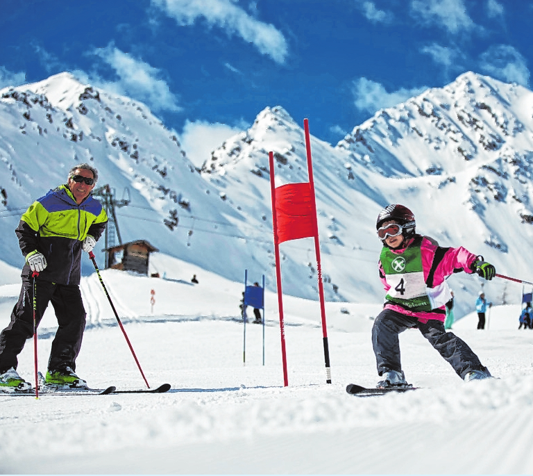 Bei Olympiasieger Gustav Thöni entdecken auch die Kleinen die Liebe zum Skifahren. FOTO: BELLA VISTA (ENNO KAPITZA) Bei Olympiasieger Gustav Thöni entdecken auch die Kleinen die Liebe zum Skifahren. FOTO: BELLA VISTA (ENNO KAPITZA)
