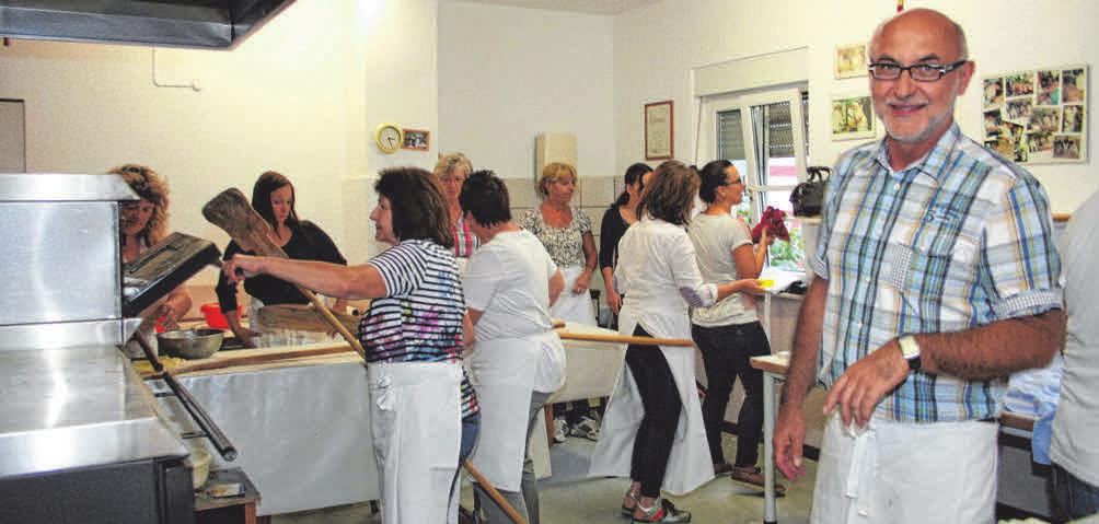 Alle packen mit an bei der Verköstigung der hungrigen Gäste. Alle packen mit an bei der Verköstigung der hungrigen Gäste.